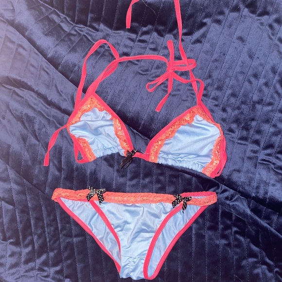 Bikini - Picture 1 of 2